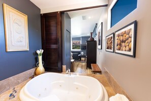 Suite superior, 1 cama King size, balcón, vista a la montaña | Tina de hidromasaje