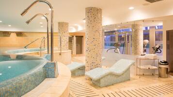 Sauna, tina de hidromasaje, baño de vapor y baño turco o hammam