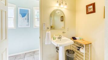 Deluxe Room, 1 Queen Bed, Non Smoking | Bathroom | Combined shower/tub, free toiletries, hair dryer, bathrobes