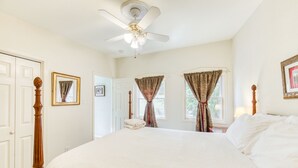Deluxe Room, 1 Queen Bed, Non Smoking | Egyptian cotton sheets, premium bedding, down duvets, memory-foam beds - A Yellow Rose B&B (San Antonio)