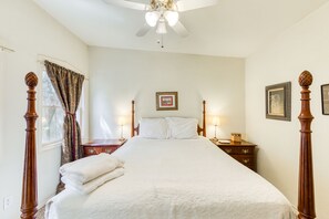 Deluxe Room, 1 Queen Bed, Non Smoking | Egyptian cotton sheets, premium bedding, down comforters