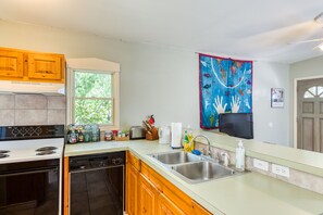 Deluxe Room, 1 Queen Bed, Non Smoking | Private kitchen