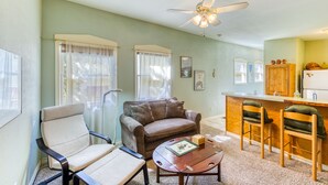 Deluxe Room, 1 Queen Bed, Non Smoking | Living area | 55-inch Smart TV with digital channels, TV, Netflix - A Yellow Rose B&B (San Antonio)