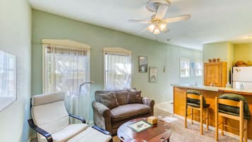 Deluxe Room, 1 Queen Bed, Non Smoking | Living area | 55-inch Smart TV with digital channels, TV, Netflix