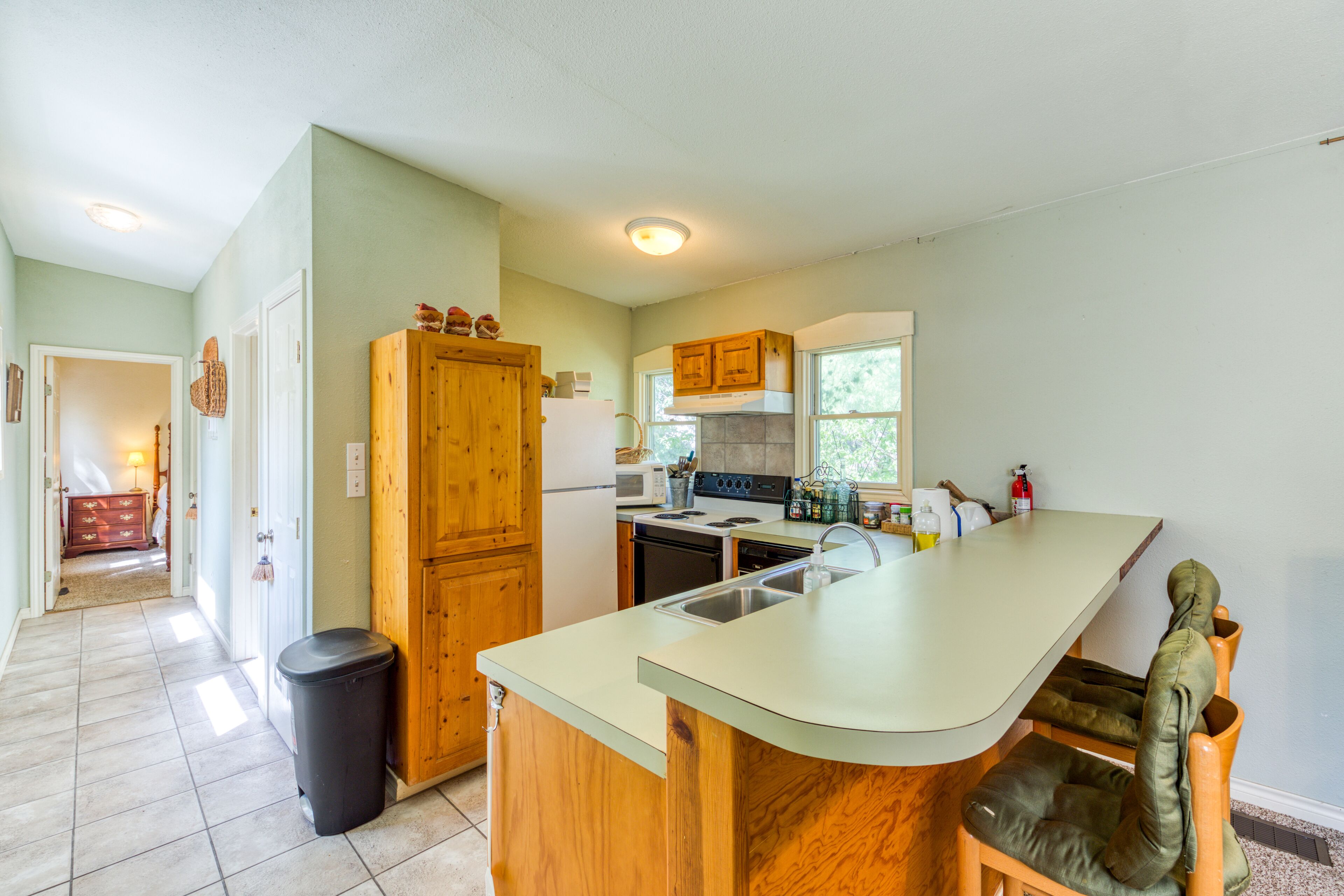 Deluxe Room, 1 Queen Bed, Non Smoking | Private kitchen | Microwave, espresso maker, coffee/tea maker, electric kettle