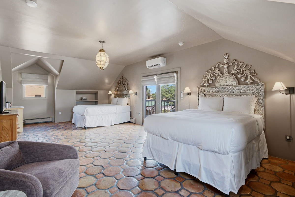 Chambre Deluxe double, Plusieurs lits, vue sur la montagne | Literie de qualité, fer et planche à repasser, accès au Wi-Fi (inclus)