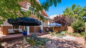 Un espace extérieur aménagé avec des sièges et des parasols.
