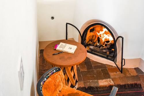 Chambre Deluxe, 1 très grand lit, foyer, vue sur la cour intérieure | Literie de qualité, fer et planche à repasser, accès au Wi-Fi (inclus)