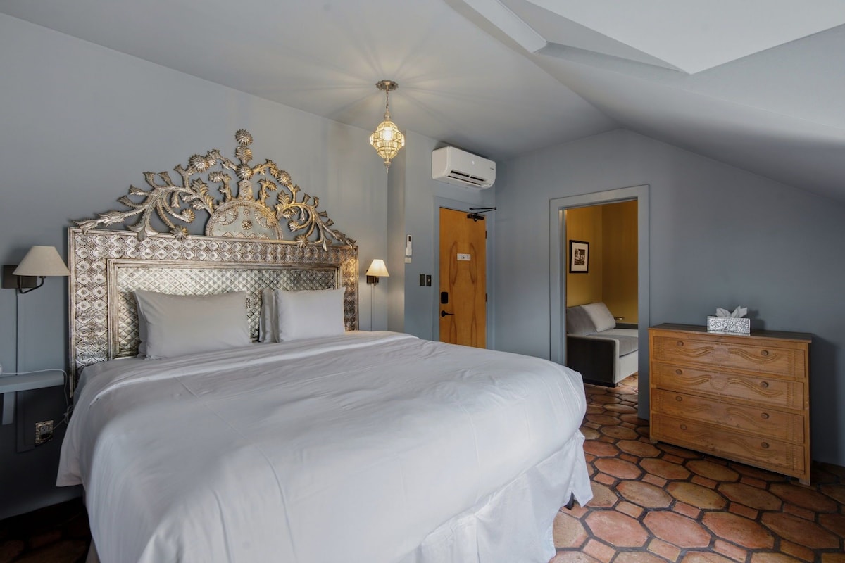 Chambre Deluxe, Plusieurs lits | Salle de bain | Séchoir à cheveux, serviettes fournies, savon, shampooing