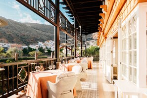 3 restaurants, serveren ontbijt, lunch, diner, fusion-gerechten