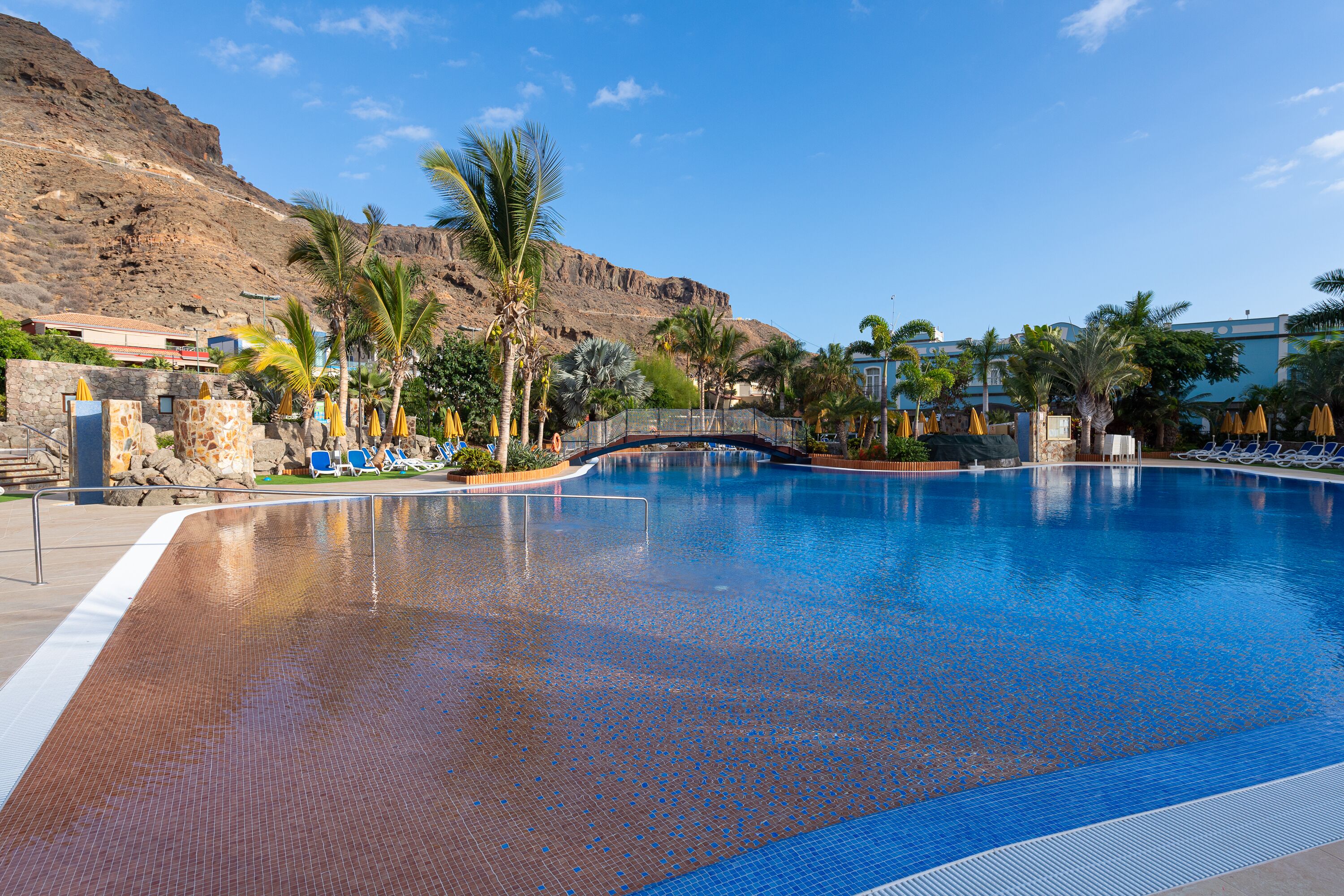 2 outdoor pools, pool umbrellas, sun loungers