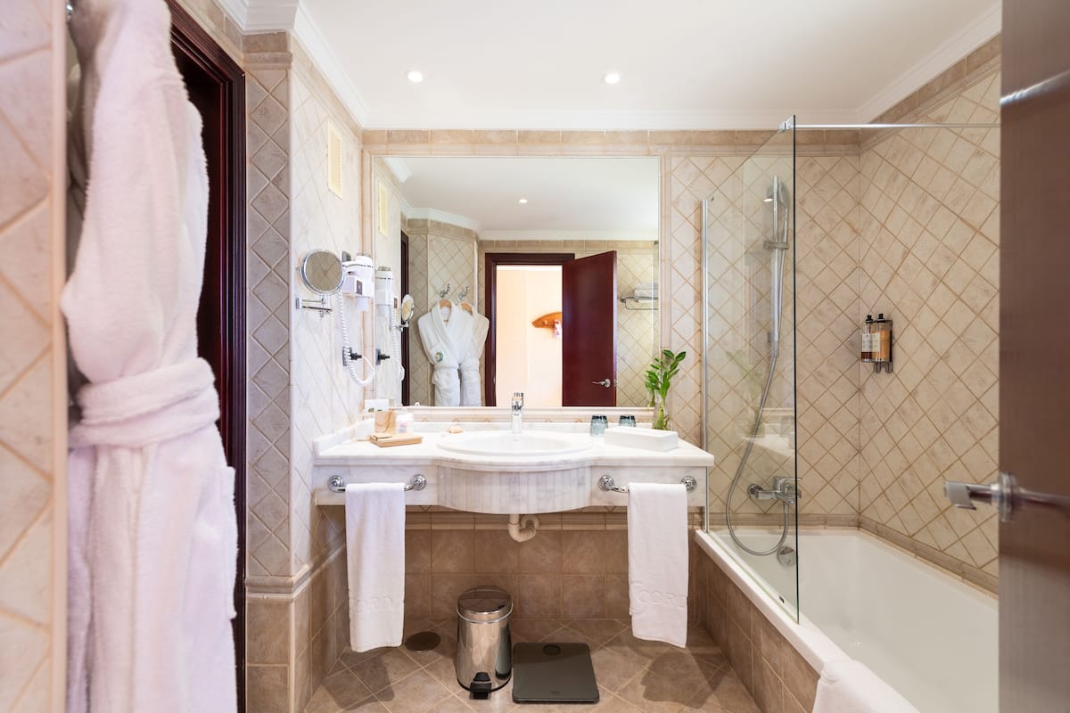 honeymoon (2 adults) | bathroom | eco-friendly toiletries, hair dryer, towels, soap