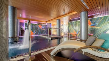 Salas de tratamiento para parejas, un sauna, una bañera de hidromasaje