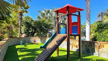 Área de juegos infantiles al aire libre