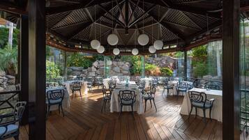 3 restaurants; ze serveren er ontbijt, lunch en diner