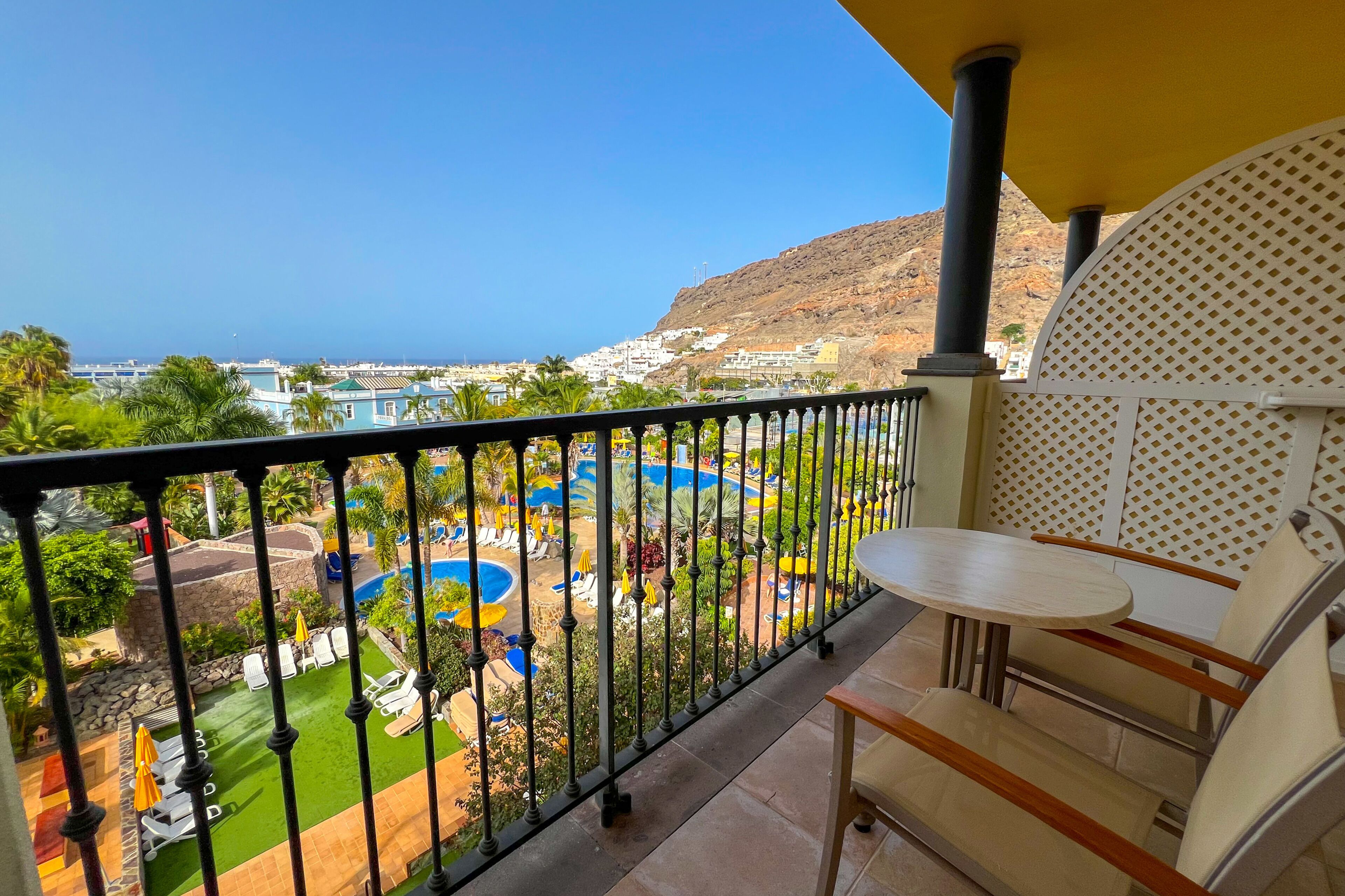 Minibaari, työpöytä, kannettavalle tietokoneelle sopiva työtila