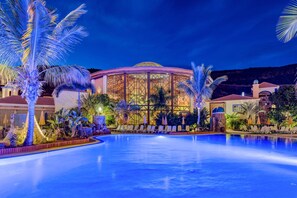 2 utendørsbassenger, bassengparasoller og solsenger