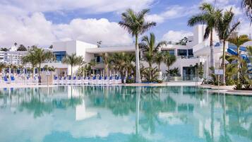 4 piscinas externas, guarda-sóis, espreguiçadeiras