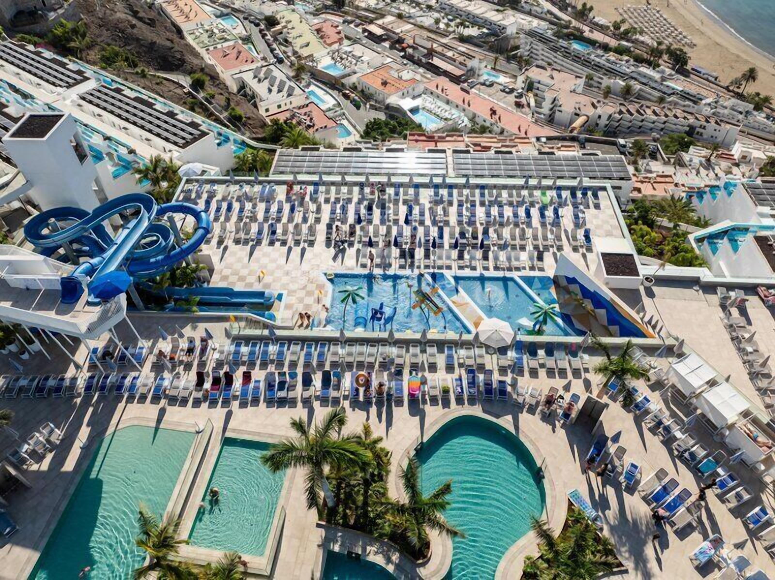 4 piscines extérieures, parasols de plage, chaises longues