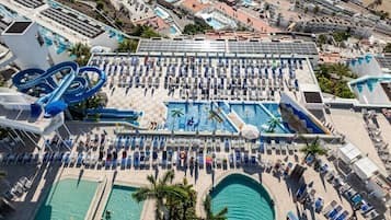 4 piscines extérieures, parasols de plage, chaises longues