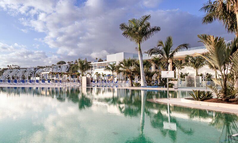 4 piscines extérieures, parasols de plage, chaises longues