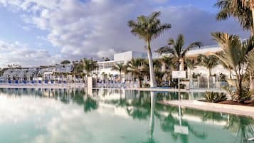 4 piscines extérieures, parasols de plage, chaises longues