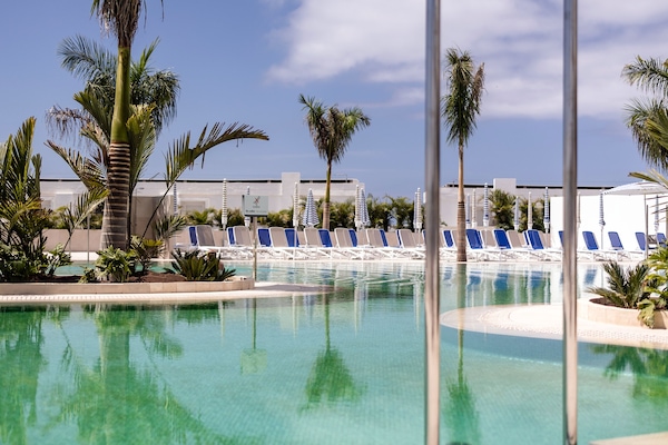 4 outdoor pools, pool umbrellas, sun loungers