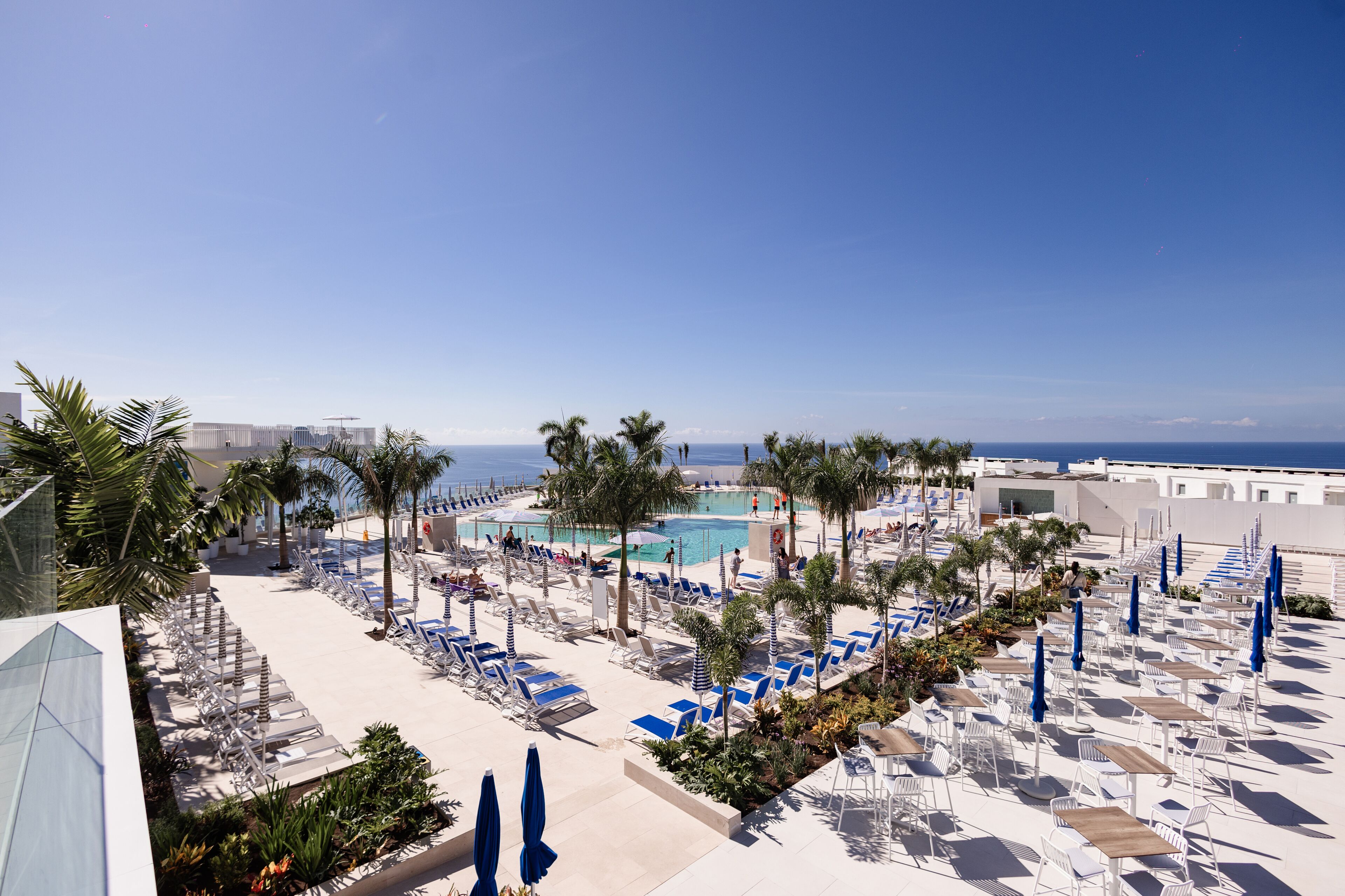 4 Außenpools, Sonnenschirme, Liegestühle