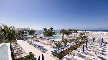 4 AuĂenpools, Sonnenschirme, LiegestĂŒhle