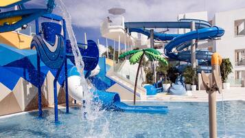 Un parque acuático con múltiples toboganes y atracciones, incluyendo una piscina de olas y un tobogán de agua.