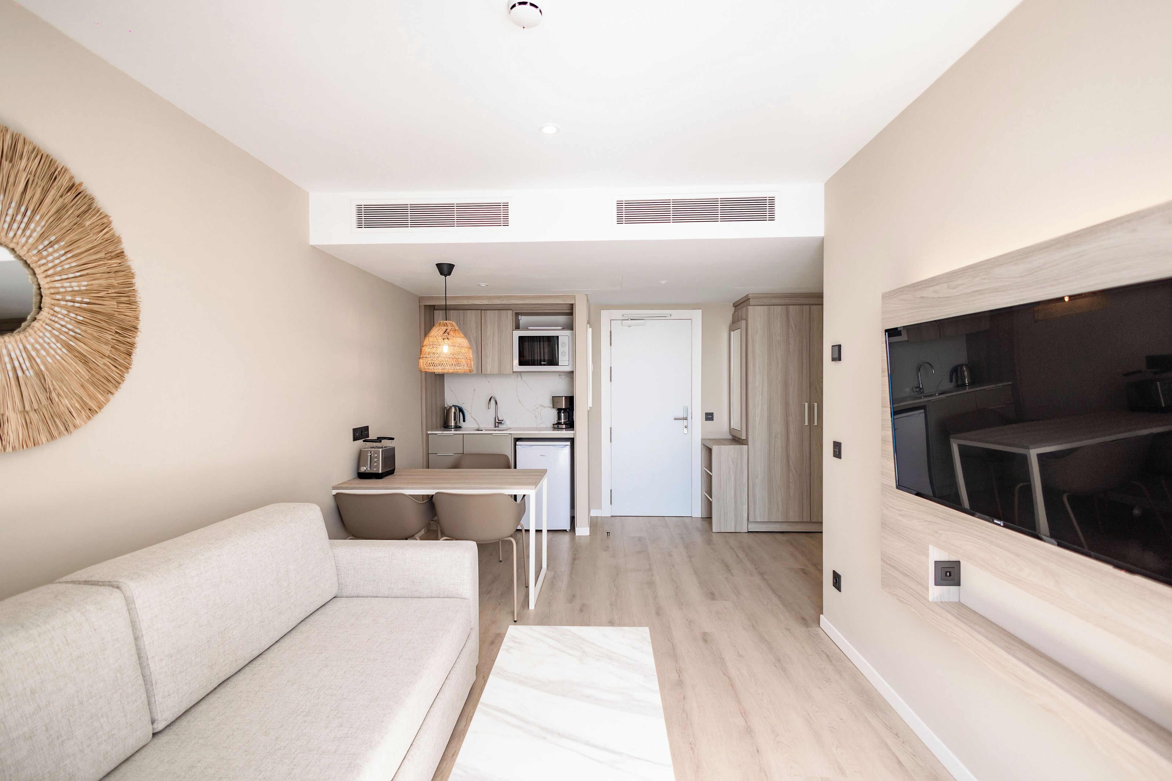 Hypo-allergenic bedding, in-room safe, blackout drapes, soundproofing