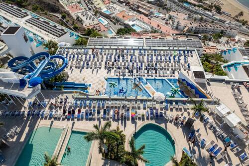 4 outdoor pools, pool umbrellas, sun loungers