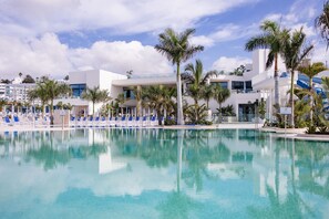 4 udendørs pools, parasoller, liggestole