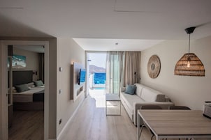 Hypo-allergenic bedding, in-room safe, blackout curtains, soundproofing