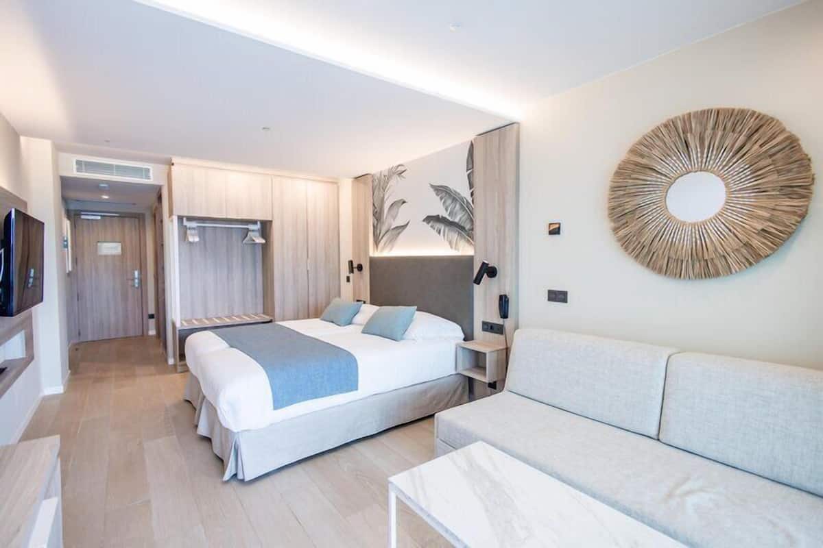 Hypo-allergenic bedding, in-room safe, blackout curtains, soundproofing