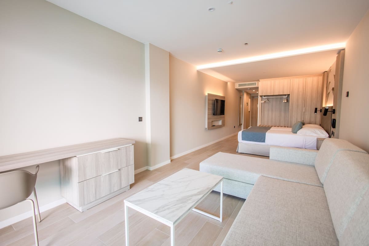 Hypo-allergenic bedding, in-room safe, blackout curtains, soundproofing