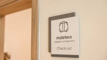 Señal que indica un área de consigna de equipaje, con un icono de maleta y el texto 'maletero check out'.