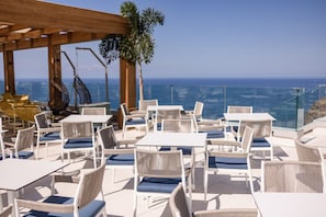 4 piscines extérieures, parasols de plage, chaises longues