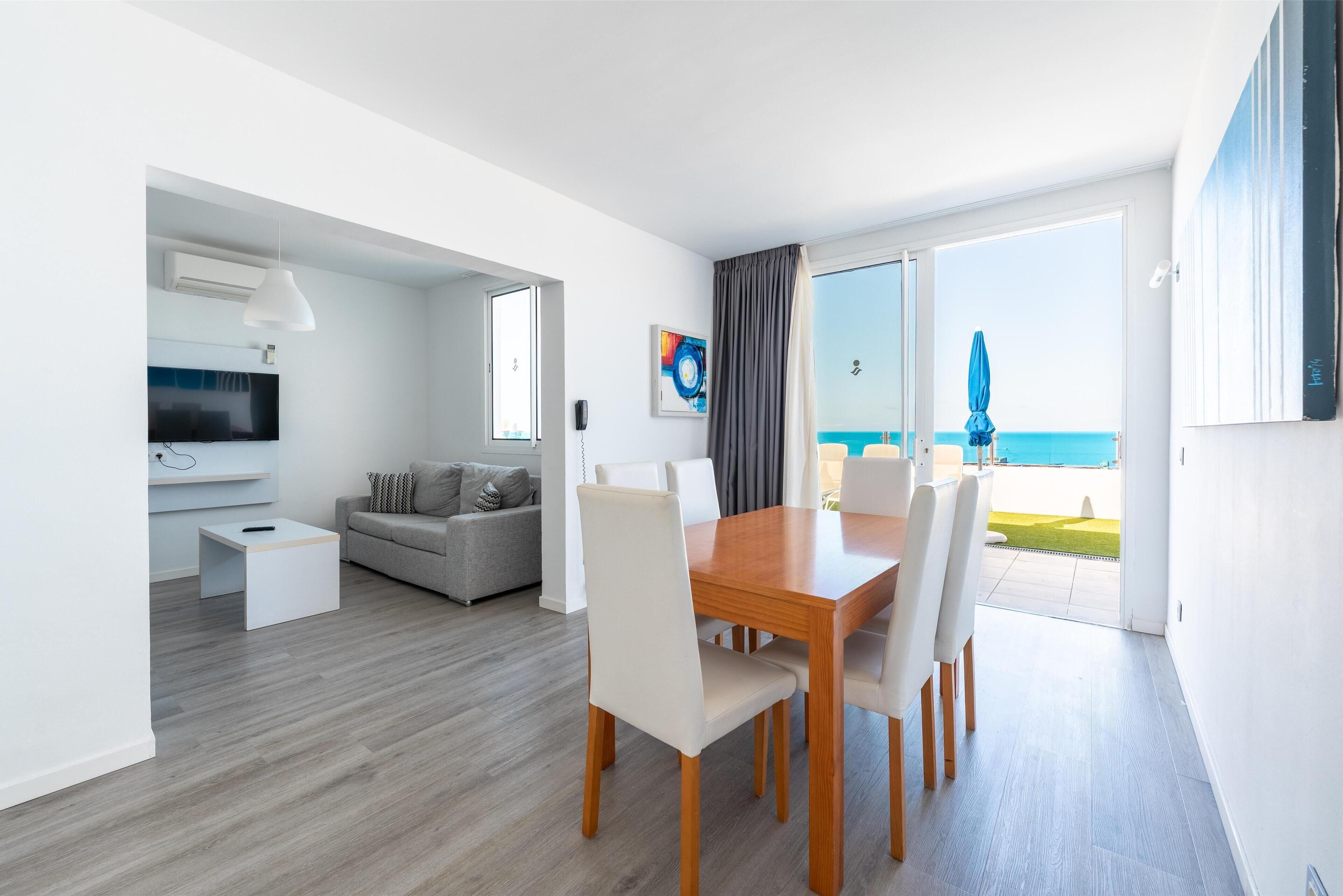 Allergitestade sängkläder och värdeförvaringsskåp på rummet