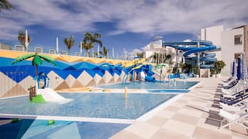 4 outdoor pools, pool umbrellas, pool loungers