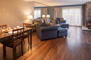 TV màn hình phẳng, đầu đĩa DVD, banh bàn, bàn bóng bàn 