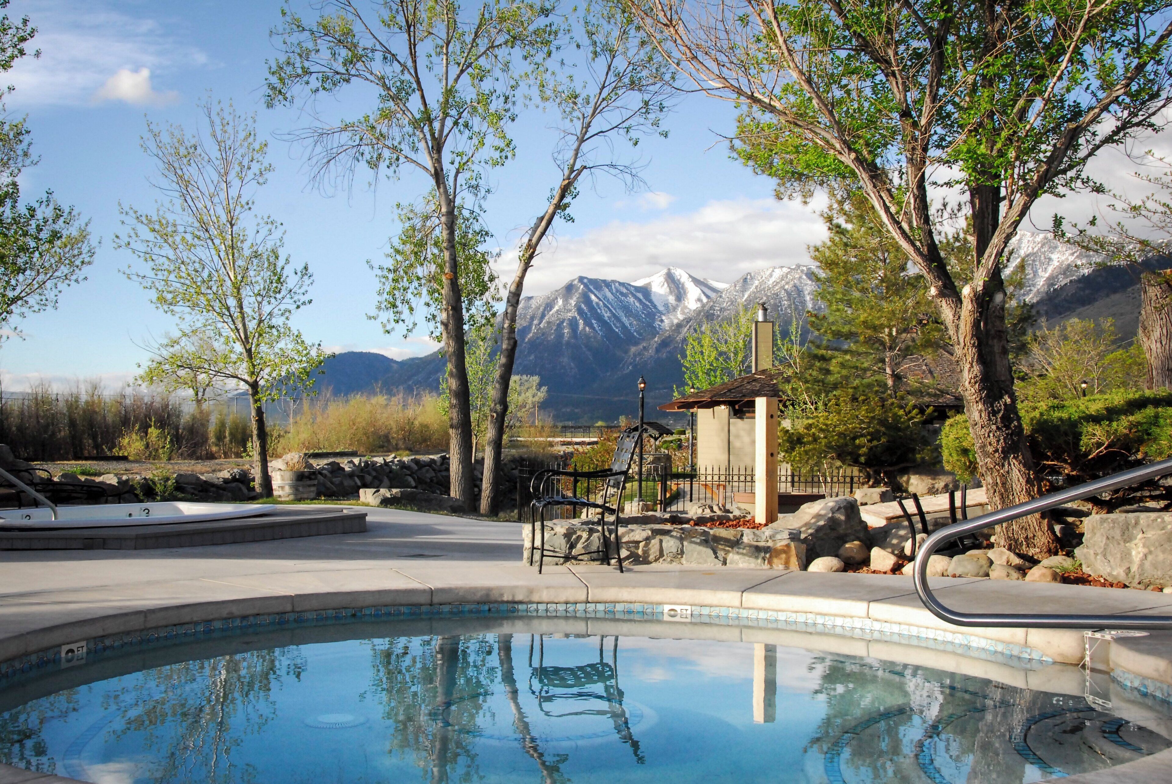 Une piscine avec vue sur les montagnes en arrière-plan.