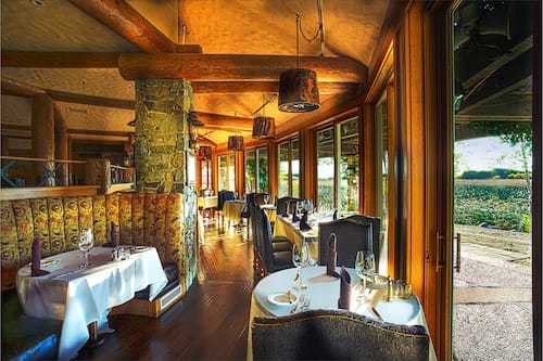 Serveert ontbijt, lunch en diner
