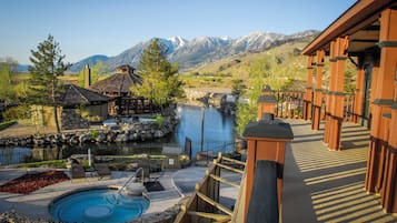 Un resort con piscina, bañera de hidromasaje y vistas a las montañas.