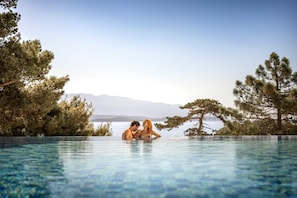 2 outdoor pools, sun loungers