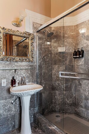 Suite de lujo, baño en la habitación (Luisa Tetrazzini Suite) | Baño | Amenidades de baño de diseñador, secadora de cabello, toallas, jabón 