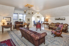 슈피리어 스위트, 앙스위트 (Mark Twain Suite) | 고급 침구, 오리/거위털 이불, 필로우탑 침대, 각각 다르게 가구 비치