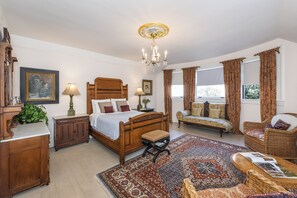 베이직 더블룸, 공용 욕실 (Joaquin Miller Room) | 고급 침구, 오리/거위털 이불, 필로우탑 침대, 각각 다르게 가구 비치