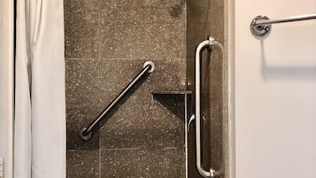 Douche, articles de toilette gratuits, serviettes fournies