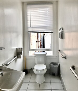 Shower, free toiletries, towels